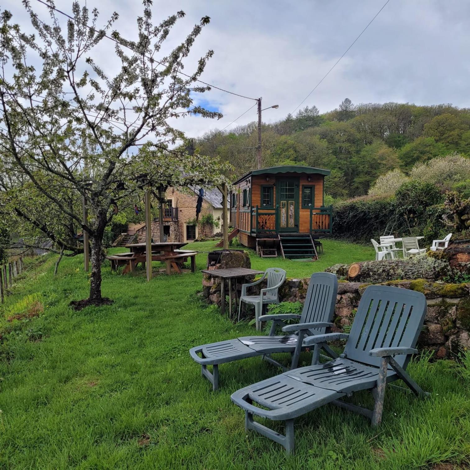 Holiday home Roulotte Maisonthiers