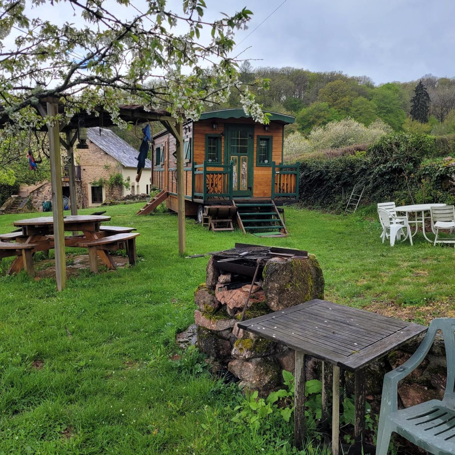 Holiday home Roulotte Maisonthiers *